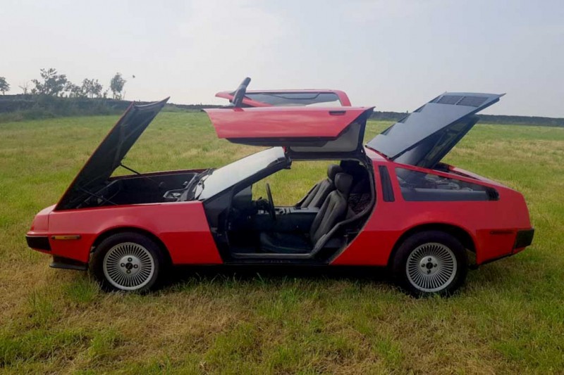 Красный DeLorean DMC-12 с небольшим пробегом продают за 2,7 млн рублей