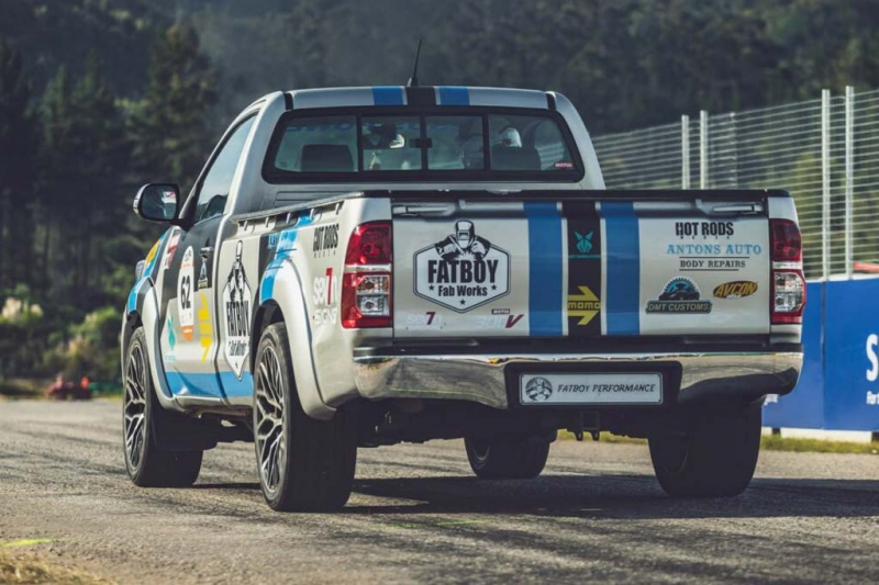 Пикап Toyota Hilux оснастили мотором V12 для гонок по подъему на холм