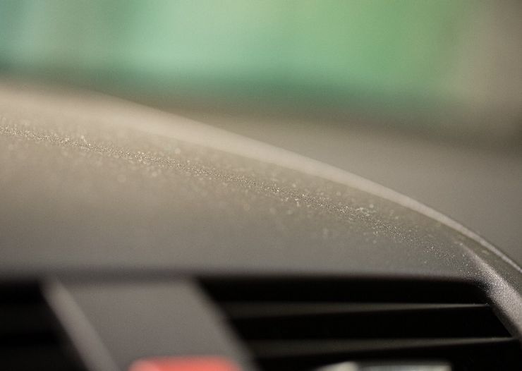 Как надолго победить пыль на приборной панели автомобиля