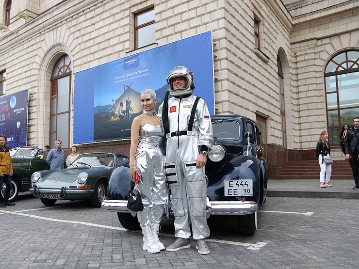 Москва отметила День города космическим ретро-ралли