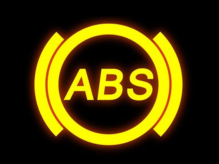 Почему с наступлением холодов на панели часто загорается значок ABS