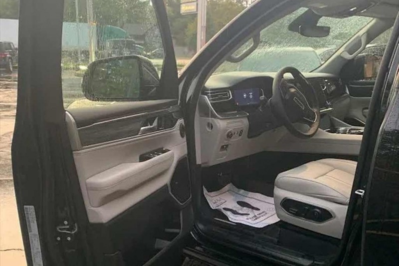 Большой внедорожник Jeep Wagoneer продают в России дороже нового Эскалейда