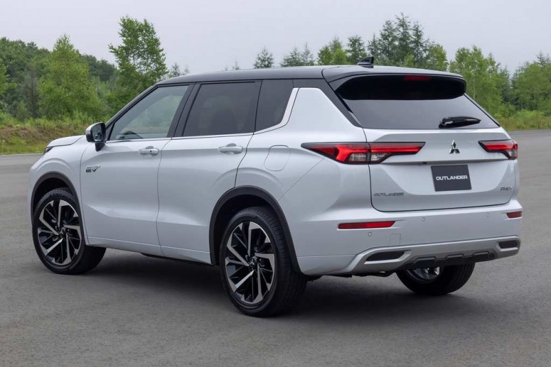 Новый гибридный Mitsubishi Outlander PHEV: еще мощнее и дальнобойнее