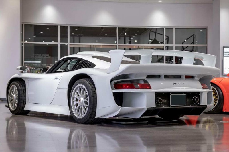 Дорожный суперкар Porsche 911 GT1 планируют продать за впечатляющие ₽851 млн