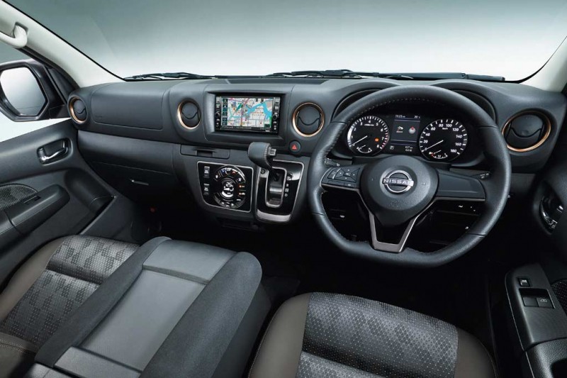 Японцы представили обновленный микроавтобус Nissan Caravan 2022 года