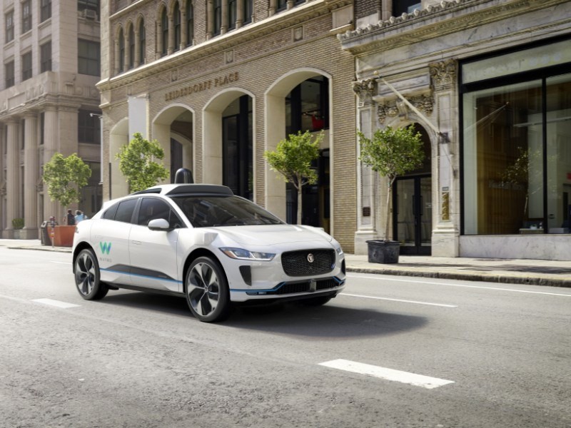 Беспилотники Waymo стали собираться в секту