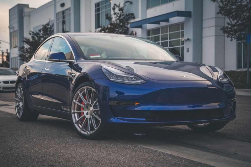 Гольф остался позади: электрокар Tesla Model 3 в сентябре стал бестселлером в Европе