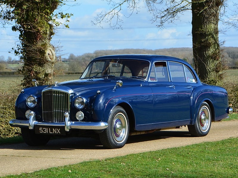 В Bentley красят свои автомобили столетней краской!