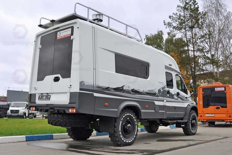 Вездеход Садко Next превратили в полноценный автодом с дровяной печью на борту