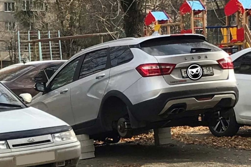 Злоумышленники вновь начали &laquo;разувать&raquo; универсалы Lada Vesta SW Cross