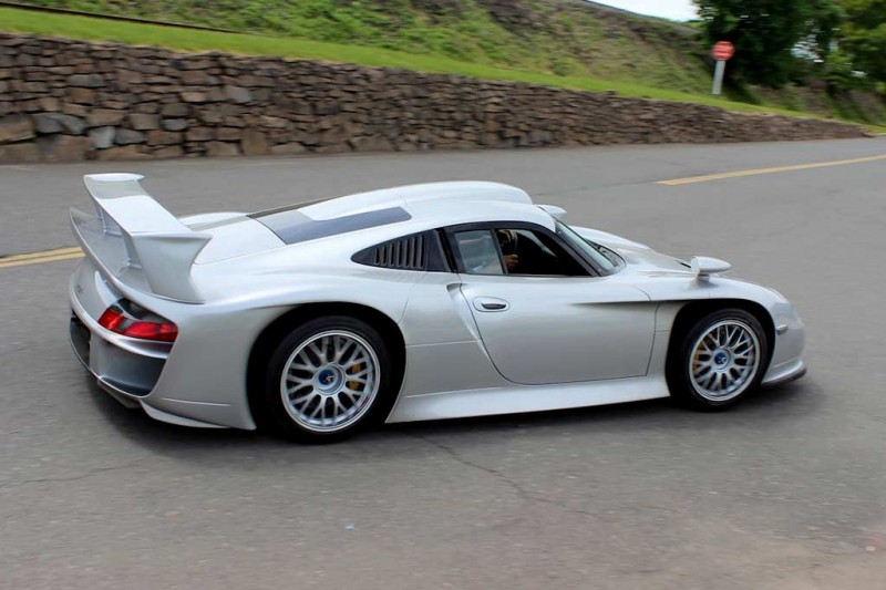 Дорожный суперкар Porsche 911 GT1 планируют продать за впечатляющие ₽851 млн