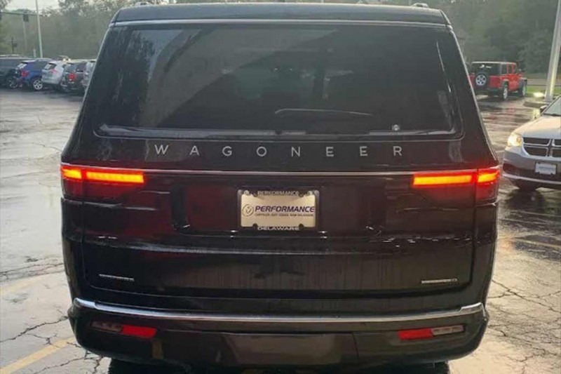 Большой внедорожник Jeep Wagoneer продают в России дороже нового Эскалейда