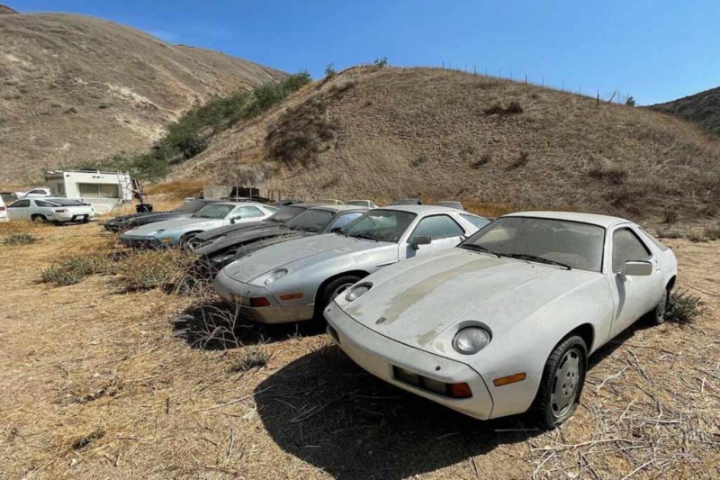 В пустыне найдена заброшенная коллекция из тринадцати спорткаров Porsche 928