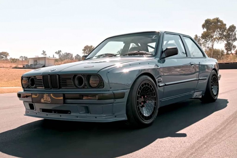 Тюнеры из ЮАР оснастили BMW 3-серии (E30) мотором V8 и кастомным обвесом