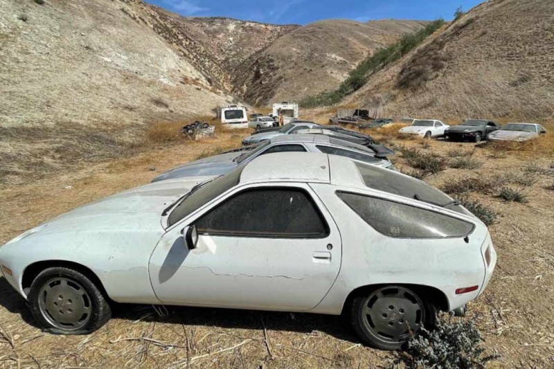 В пустыне найдена заброшенная коллекция из тринадцати спорткаров Porsche 928