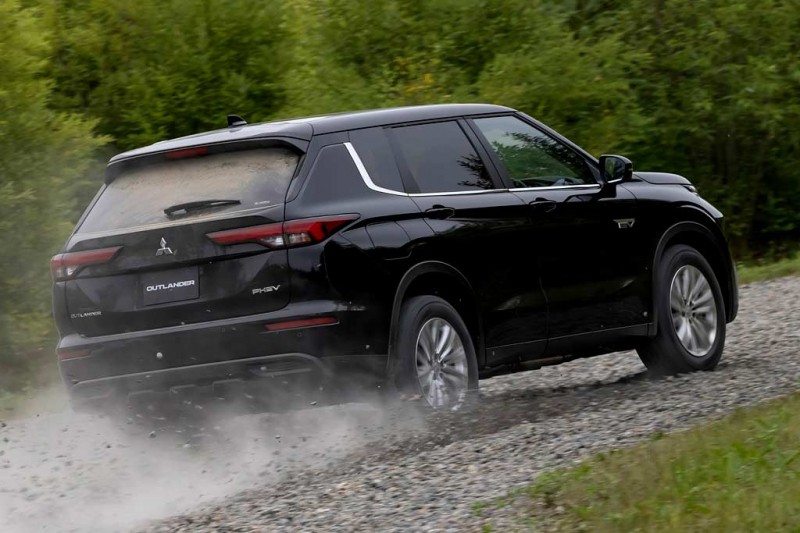 Новый гибридный Mitsubishi Outlander PHEV: еще мощнее и дальнобойнее