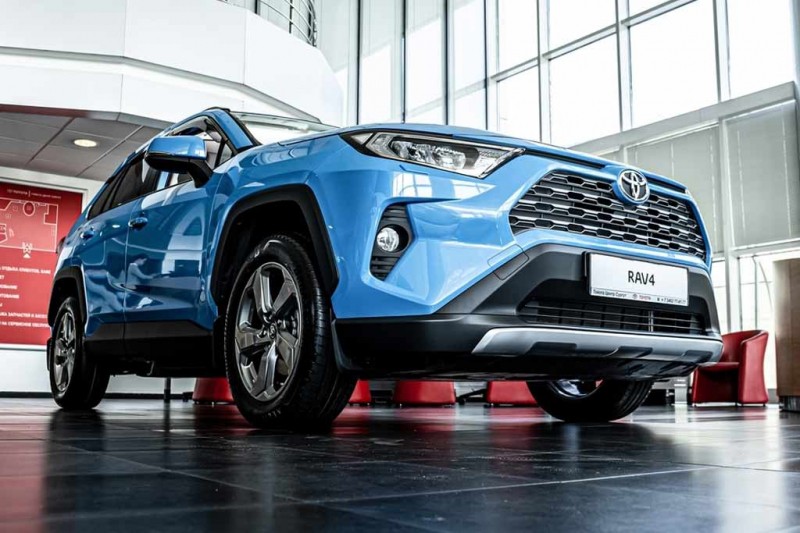 Средневзвешенная стоимость новых авто в РФ впервые перевалила за 2 млн рублей