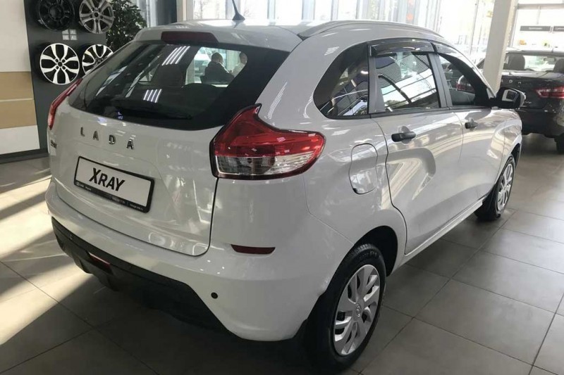 Базовая Lada XRAY за 1,5 млн рублей: как дилеры накручивают ценник в два раза