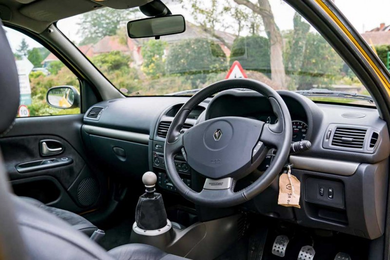 Подержанный Renault Clio V6 2005 продали за рекордную для модели сумму