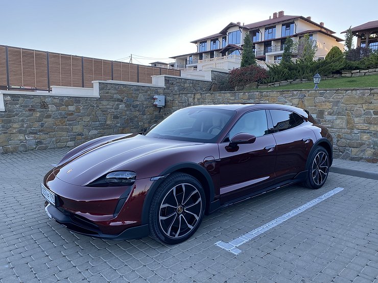 В России стартовали «живые» продажи нового Porsche Taycan Cross Turismo
