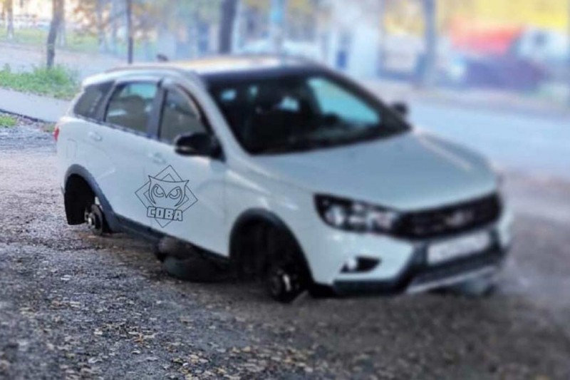 Злоумышленники вновь начали &laquo;разувать&raquo; универсалы Lada Vesta SW Cross