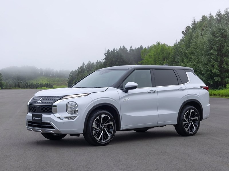 Представлен обновленный Mitsubishi Outlander PHEV 1 Представлен обновленный Mitsubishi Outlander PHEV