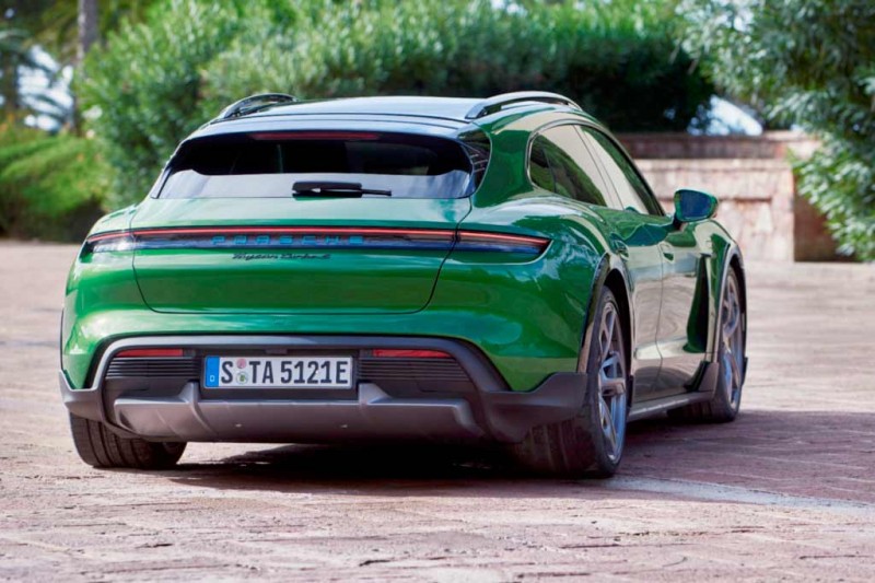 Электрический Porsche Taycan оказался популярнее Панамеры и семейства 911