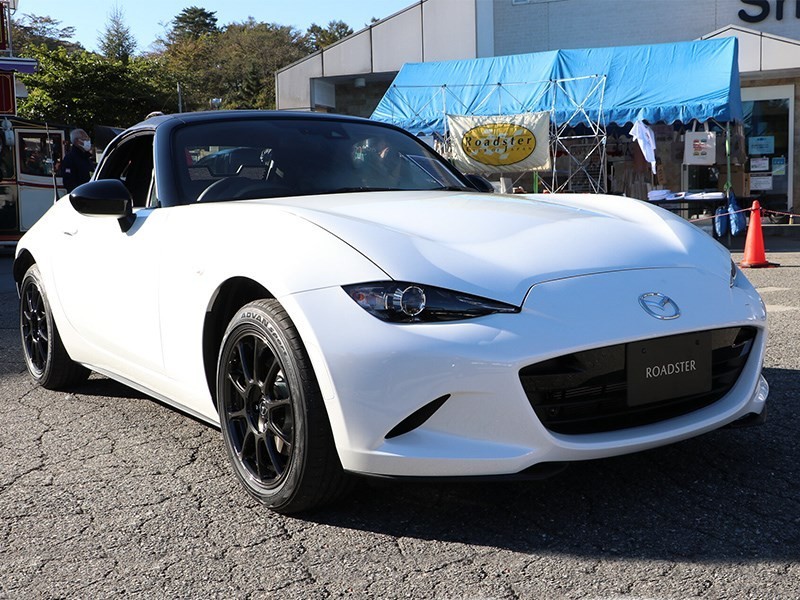 В Mazda представили облегченную версию модели MX-5