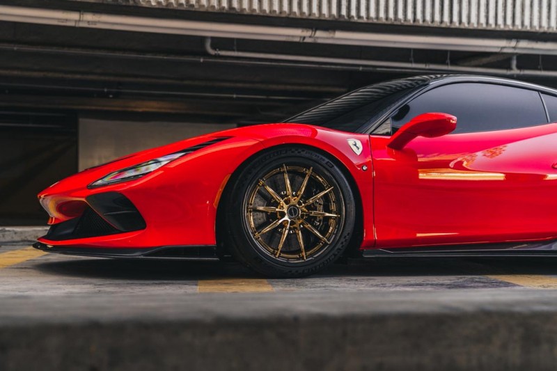 Доработанный Ferrari F8 Tributo от 1016 Industries удивил золотыми колесами