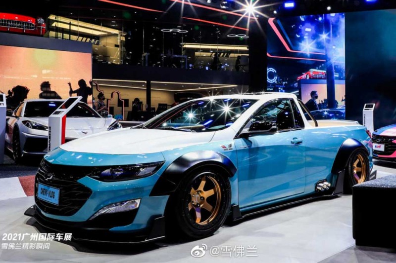 Скромный седан Chevrolet Malibu переделали в яркий эффектный пикап