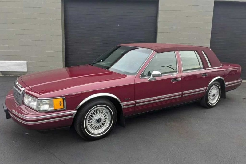 Идеально сохранившийся Lincoln Town Car 1993 года продали за бесценок