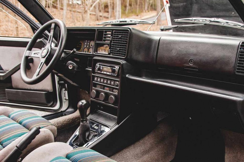 За эффектный &laquo;раллийный&raquo; Lancia Delta HF Integrale 16V предлагают 3,4 млн рублей