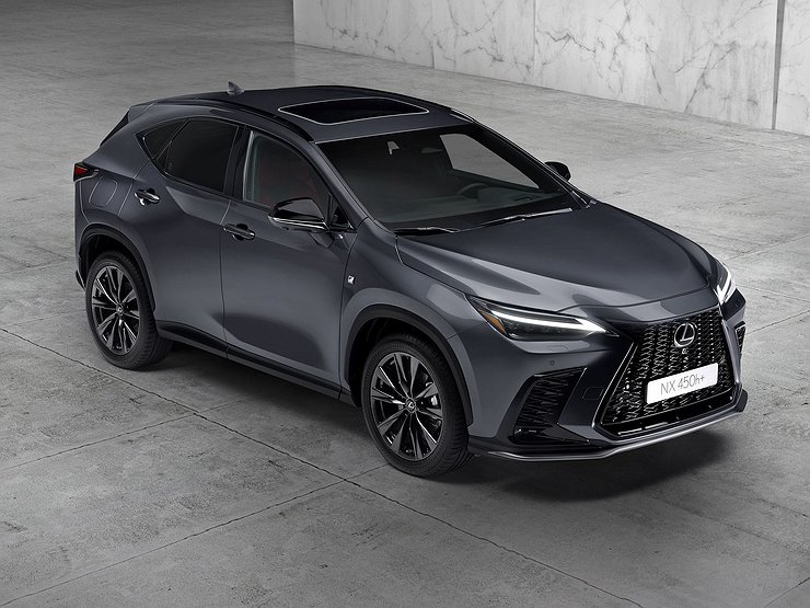 Новый Lexus NX «влетел» в кинотеатр прямо на глазах у зрителей