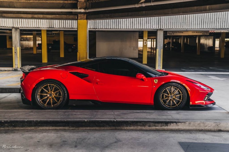 Доработанный Ferrari F8 Tributo от 1016 Industries удивил золотыми колесами