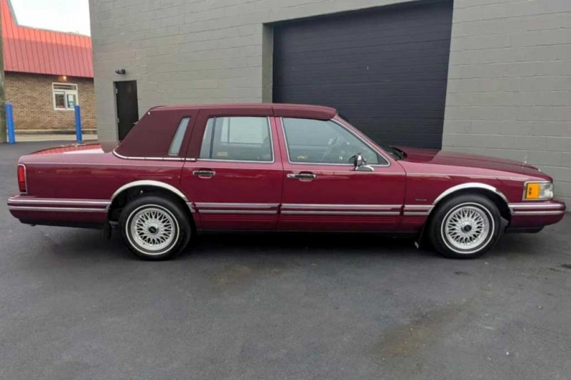 Идеально сохранившийся Lincoln Town Car 1993 года продали за бесценок