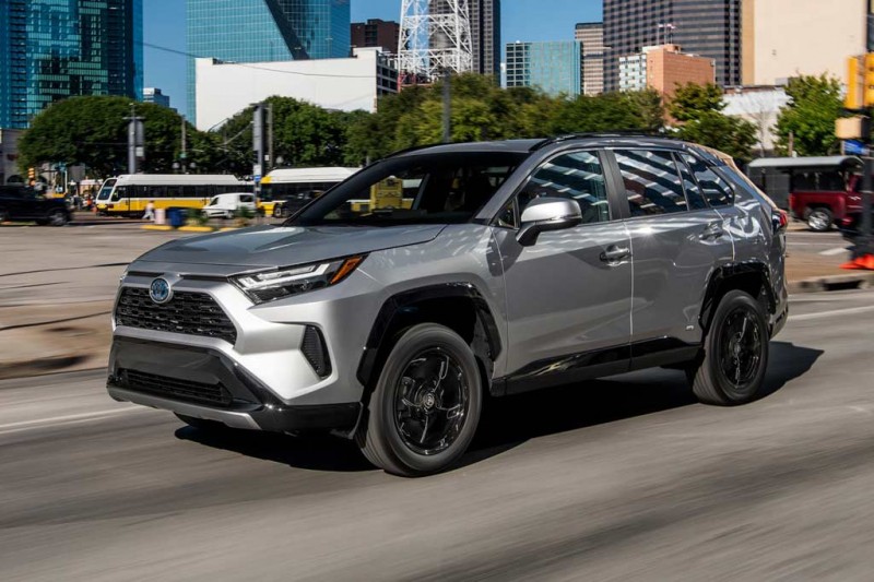 Кроссовер Toyota RAV4 2022 модельного года получил новую диодную оптику
