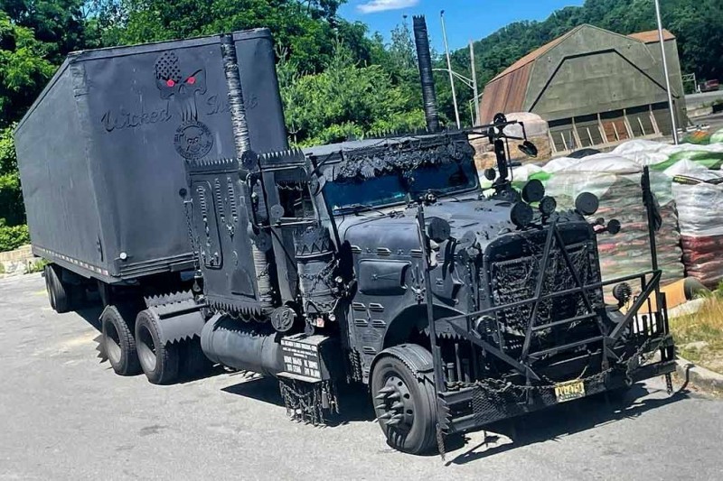 Freightliner Classic XL в стиле машин из &laquo;Безумного Макса&raquo; колесит по дорогам США