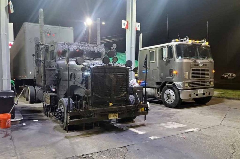 Freightliner Classic XL в стиле машин из &laquo;Безумного Макса&raquo; колесит по дорогам США