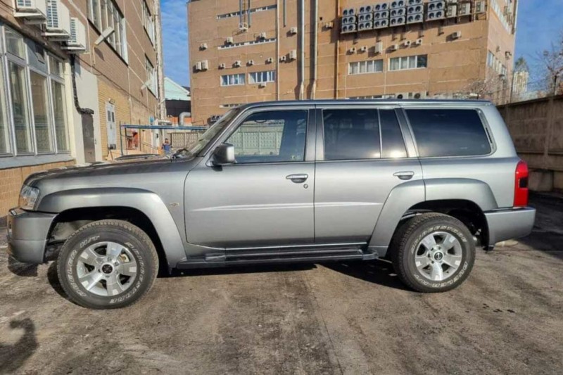 Простоявший 13 лет в гараже Nissan Patrol Y61 владелец хочет продать за 5,5 млн