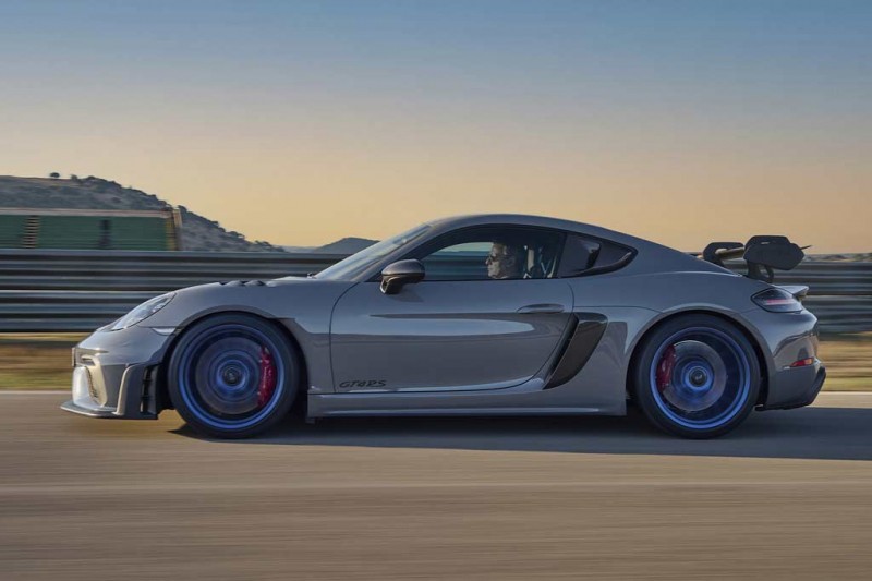 Немцы представили экстремальный спорткар Porsche 718 Cayman GT4 RS