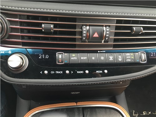 Способен ли Lexus LS 500 обыграть Mercedes 21 Способен ли Lexus LS 500 обыграть Mercedes