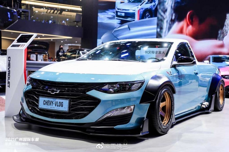 Скромный седан Chevrolet Malibu переделали в яркий эффектный пикап