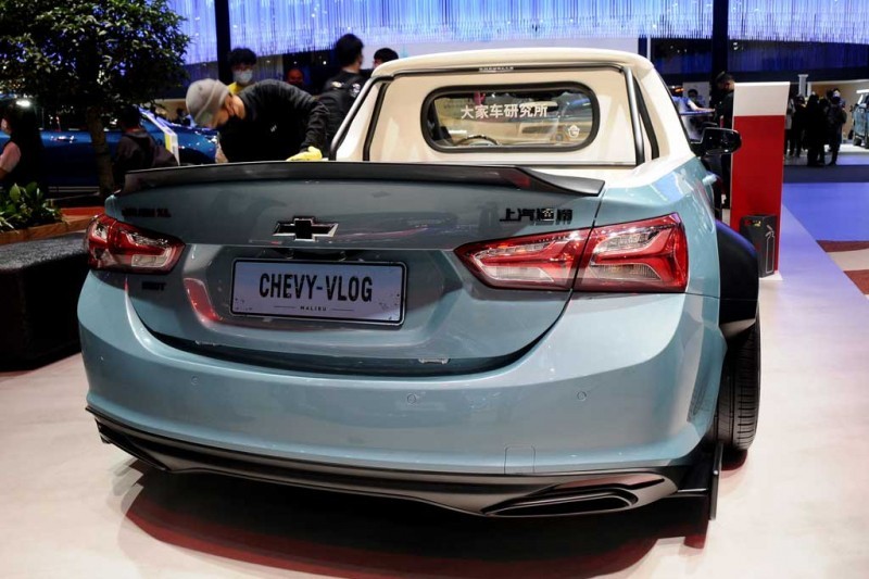 Скромный седан Chevrolet Malibu переделали в яркий эффектный пикап