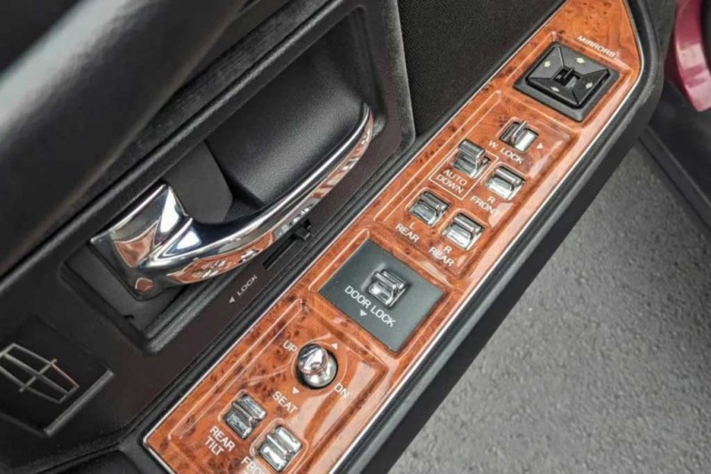 Идеально сохранившийся Lincoln Town Car 1993 года продали за бесценок