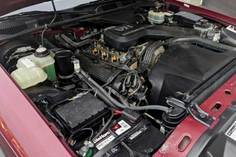 Идеально сохранившийся Lincoln Town Car 1993 года продали за бесценок