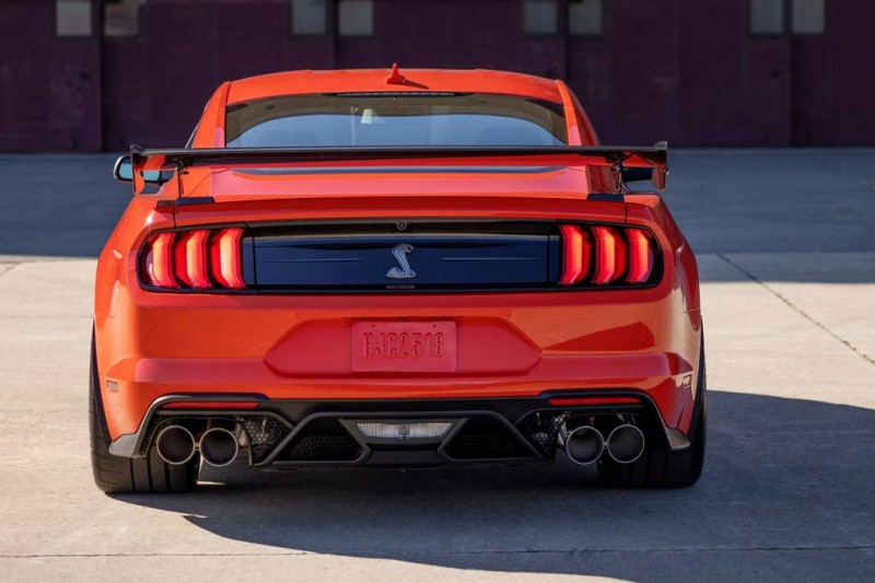 Ford представил спецверсию Shelby GT500 Heritage с полосками за 870 000 рублей