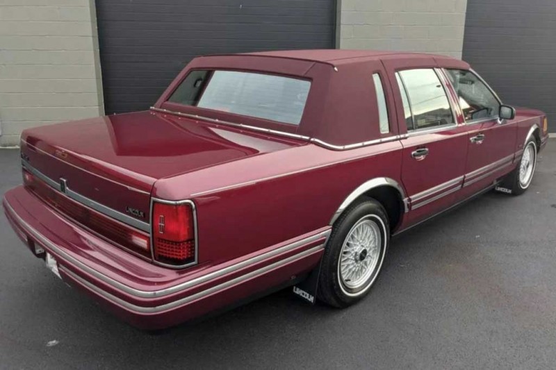 Идеально сохранившийся Lincoln Town Car 1993 года продали за бесценок