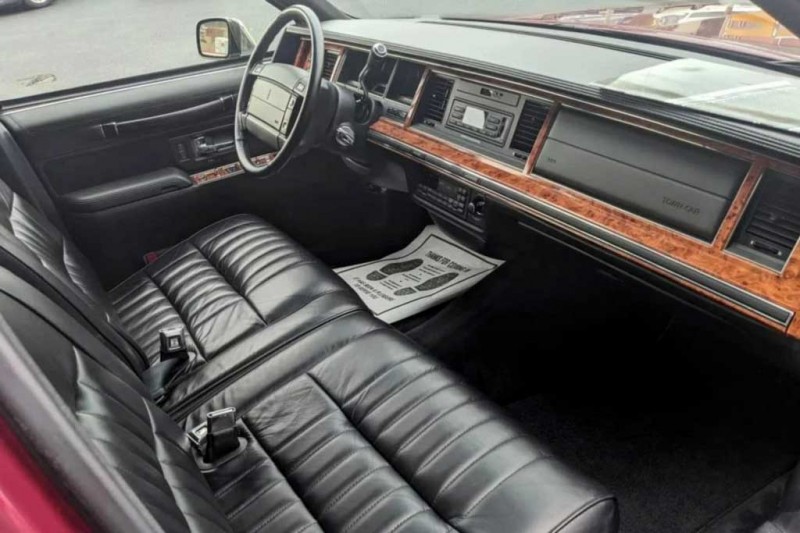 Идеально сохранившийся Lincoln Town Car 1993 года продали за бесценок