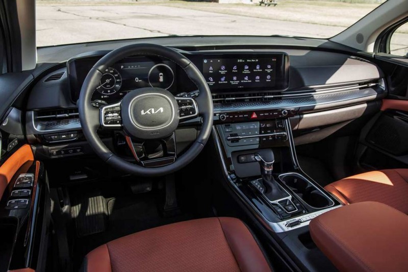 KIA Carnival 2022 модельного года в России получил более богатое оснащение