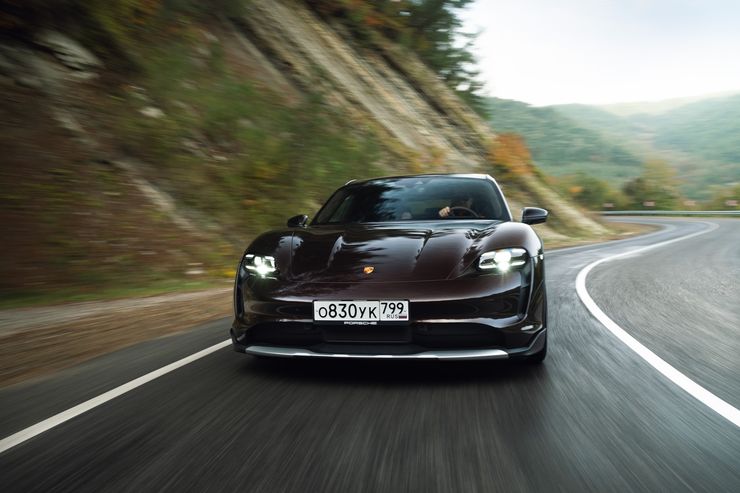 Завидуйте молча: первый тест-драйв Porsche Taycan Cross Turismo 5 Завидуйте молча: первый тест-драйв Porsche Taycan Cross Turismo